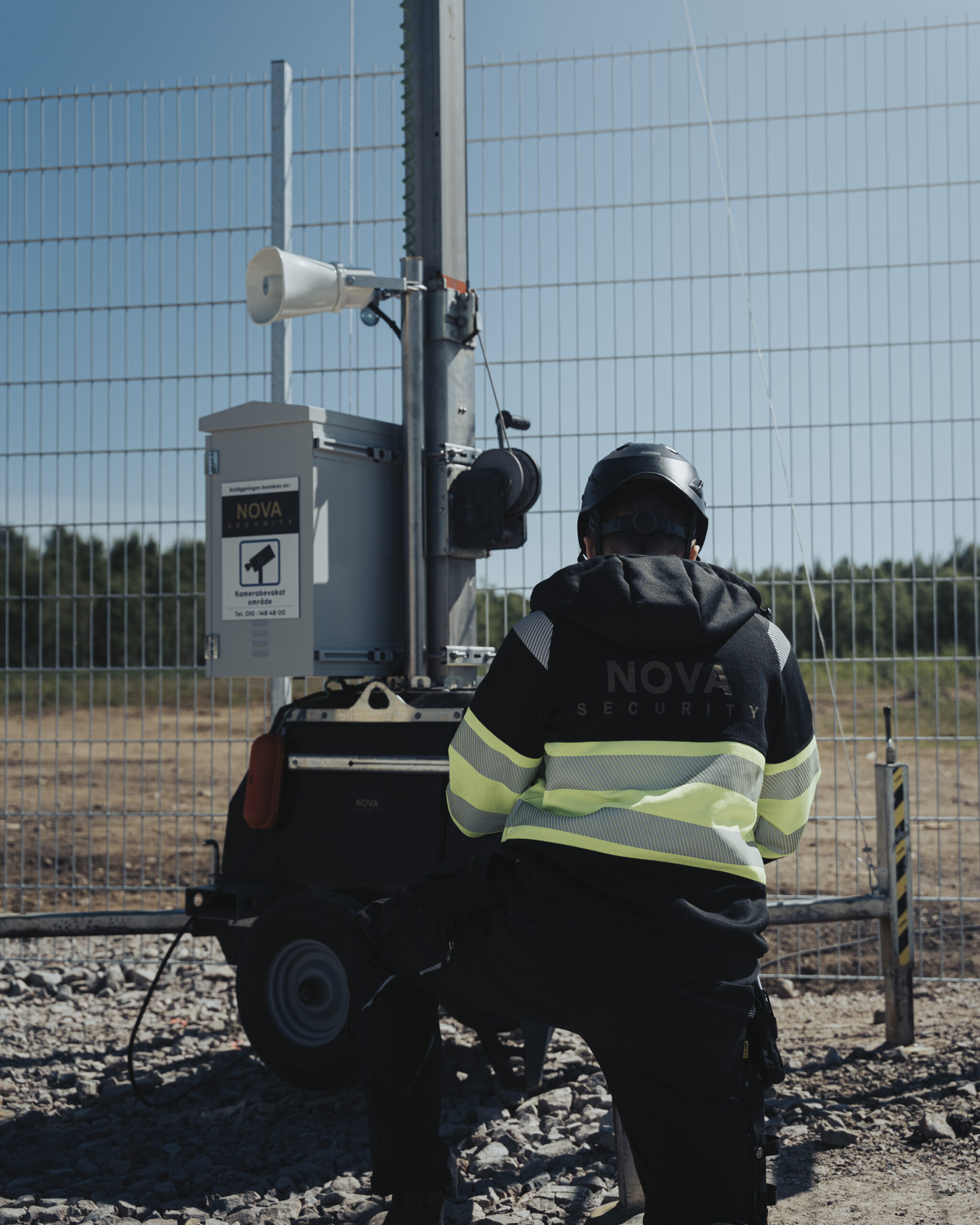 Tekniker från Nova Security hjälper kund på plats